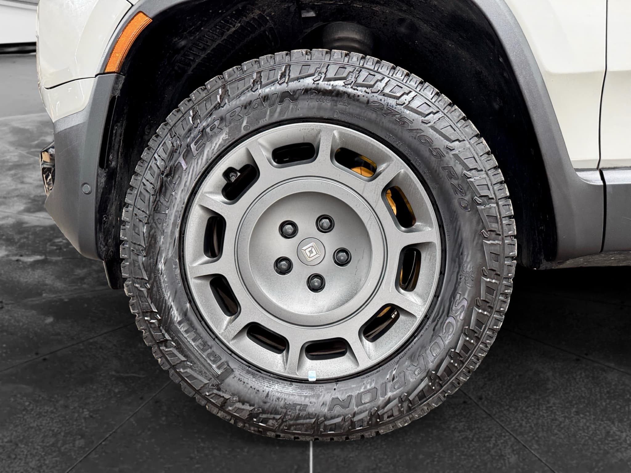 2025 Rivian R1S view 30