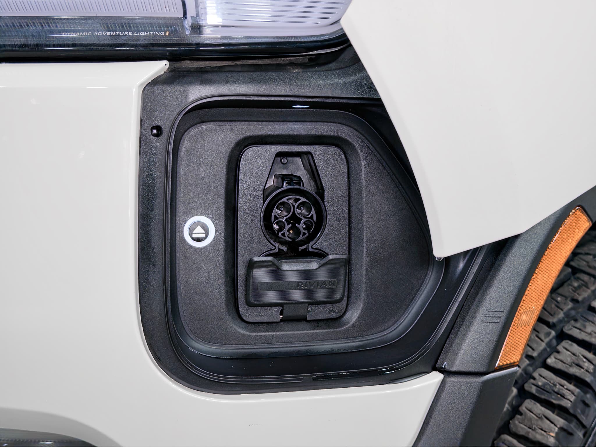2025 Rivian R1S view 5
