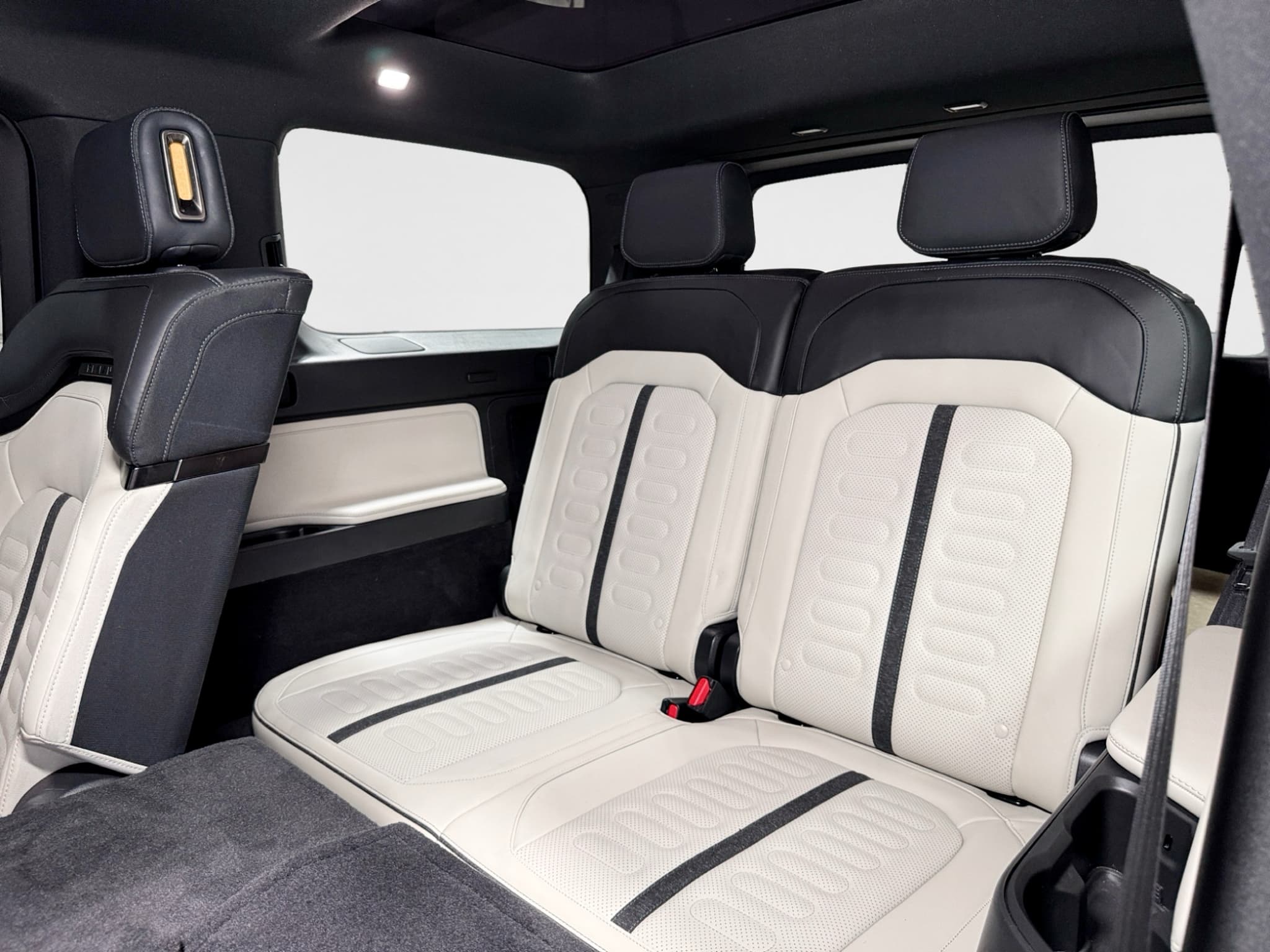 2025 Rivian R1S view 21