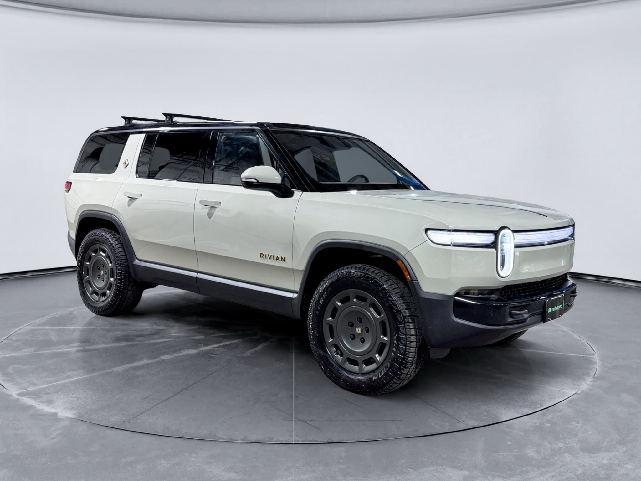 2025 Rivian R1S view 4