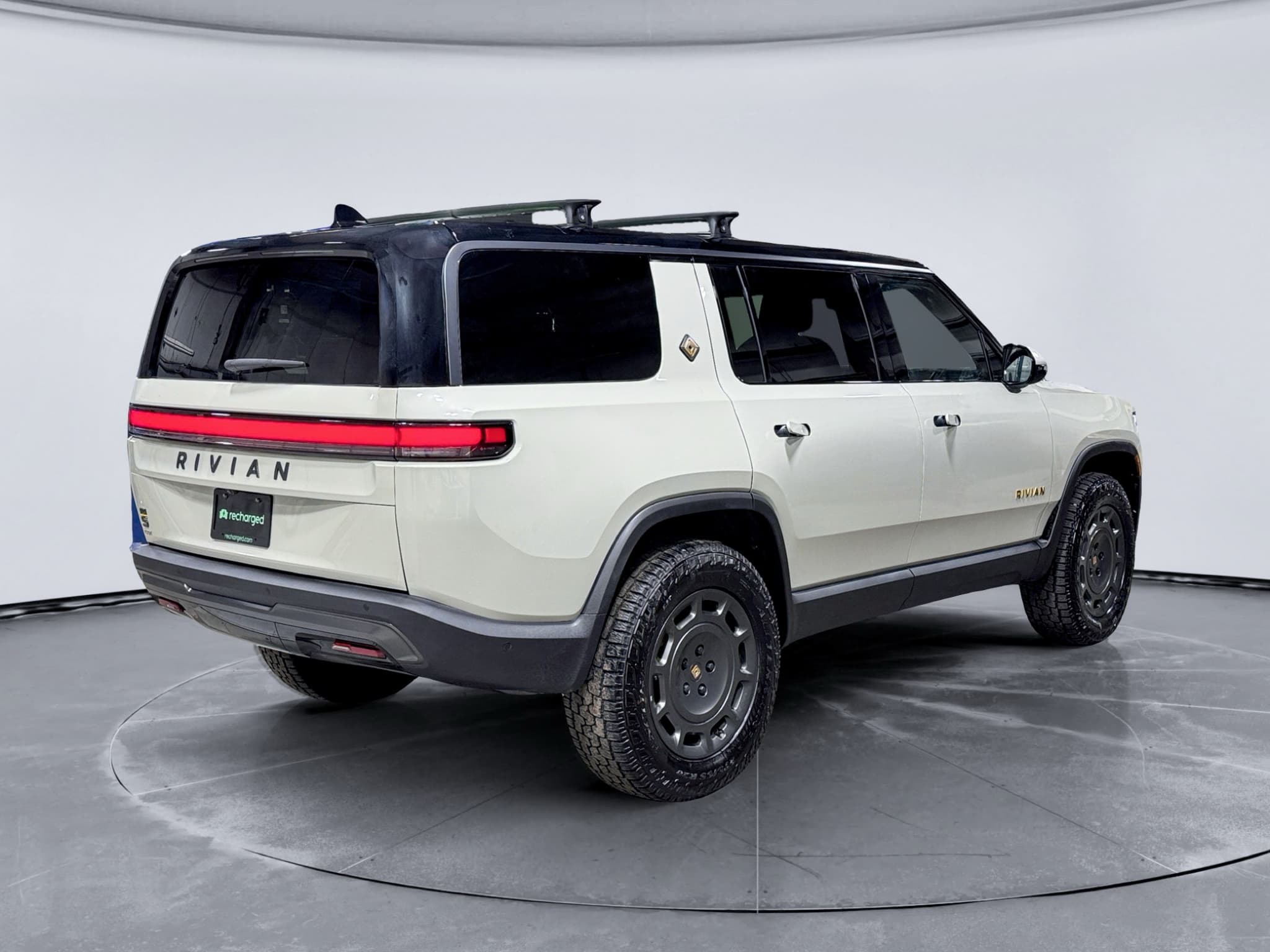 2025 Rivian R1S view 3