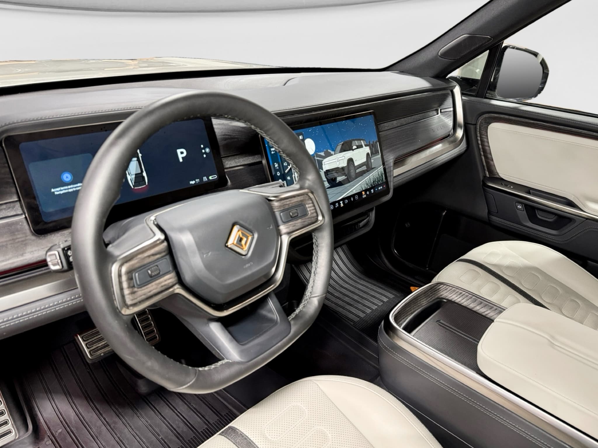 2025 Rivian R1S view 17