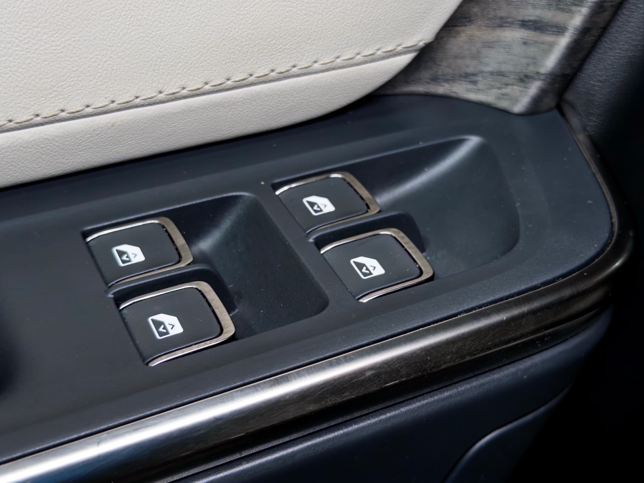 2025 Rivian R1S view 7
