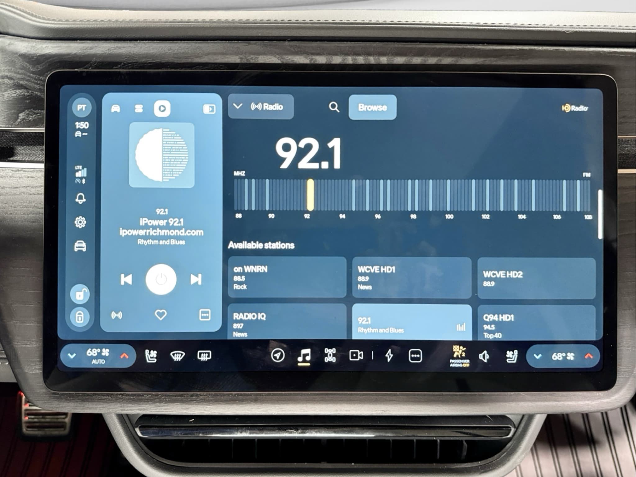2025 Rivian R1S view 12