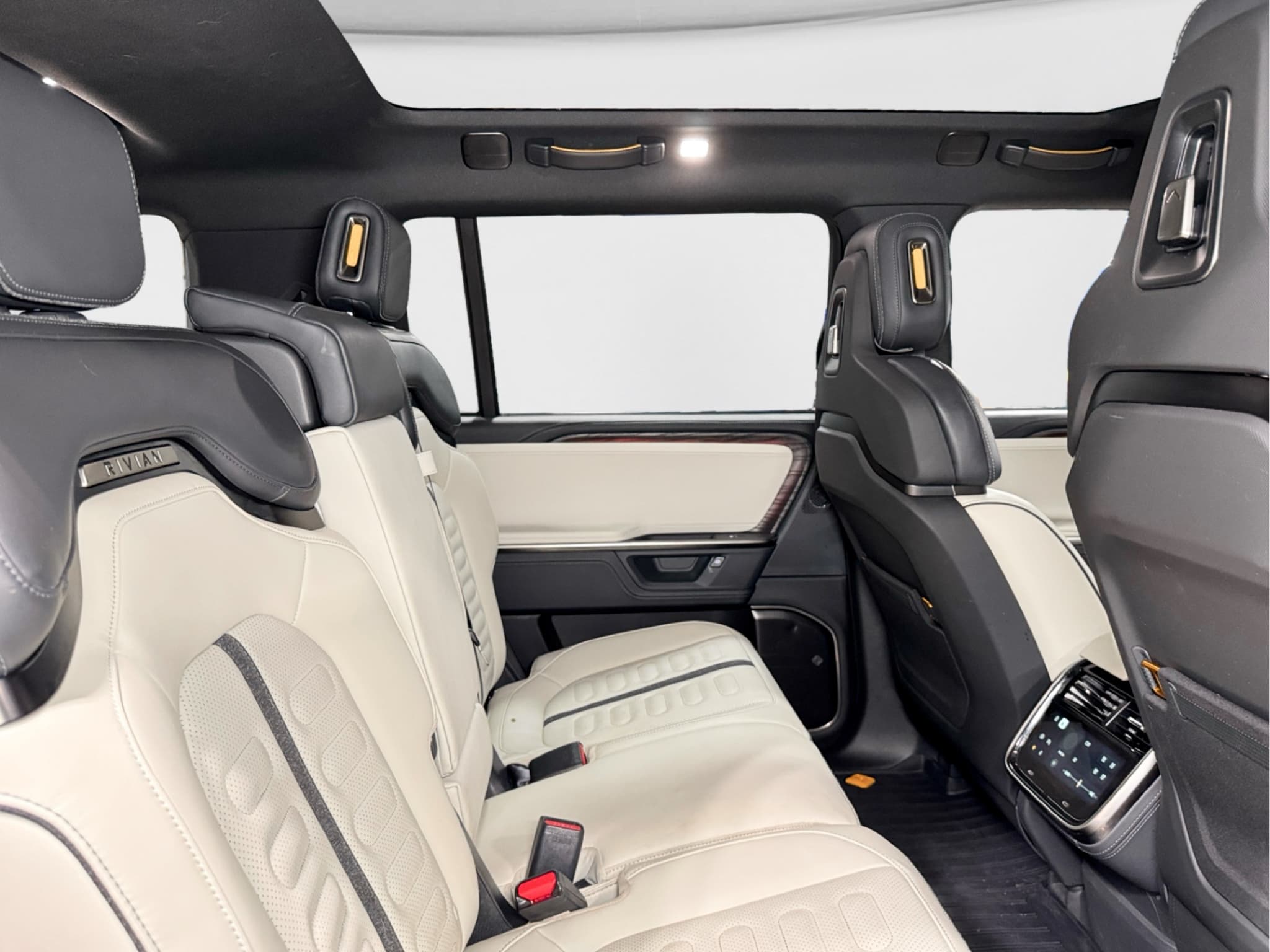 2025 Rivian R1S view 20