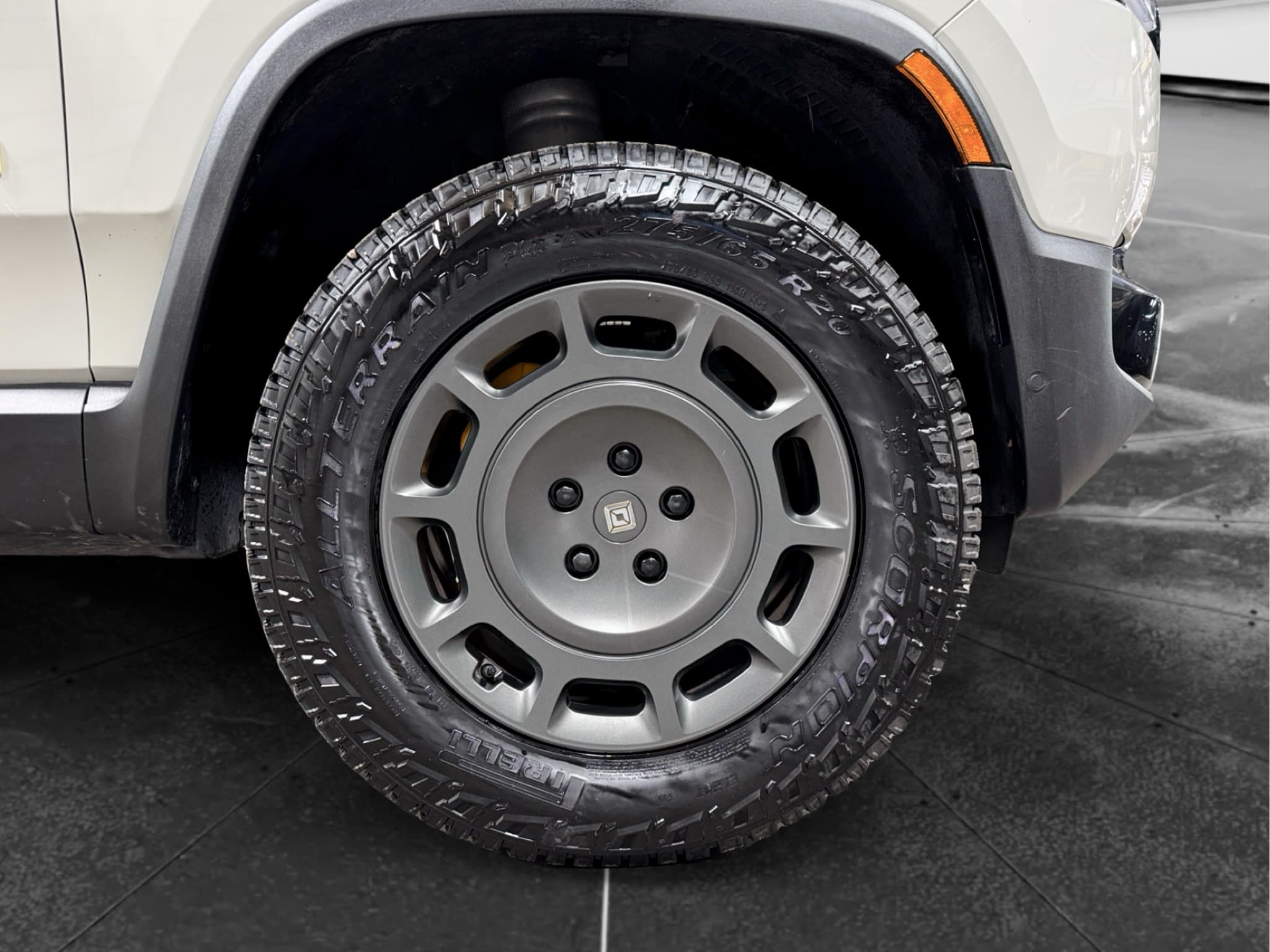 2025 Rivian R1S view 36