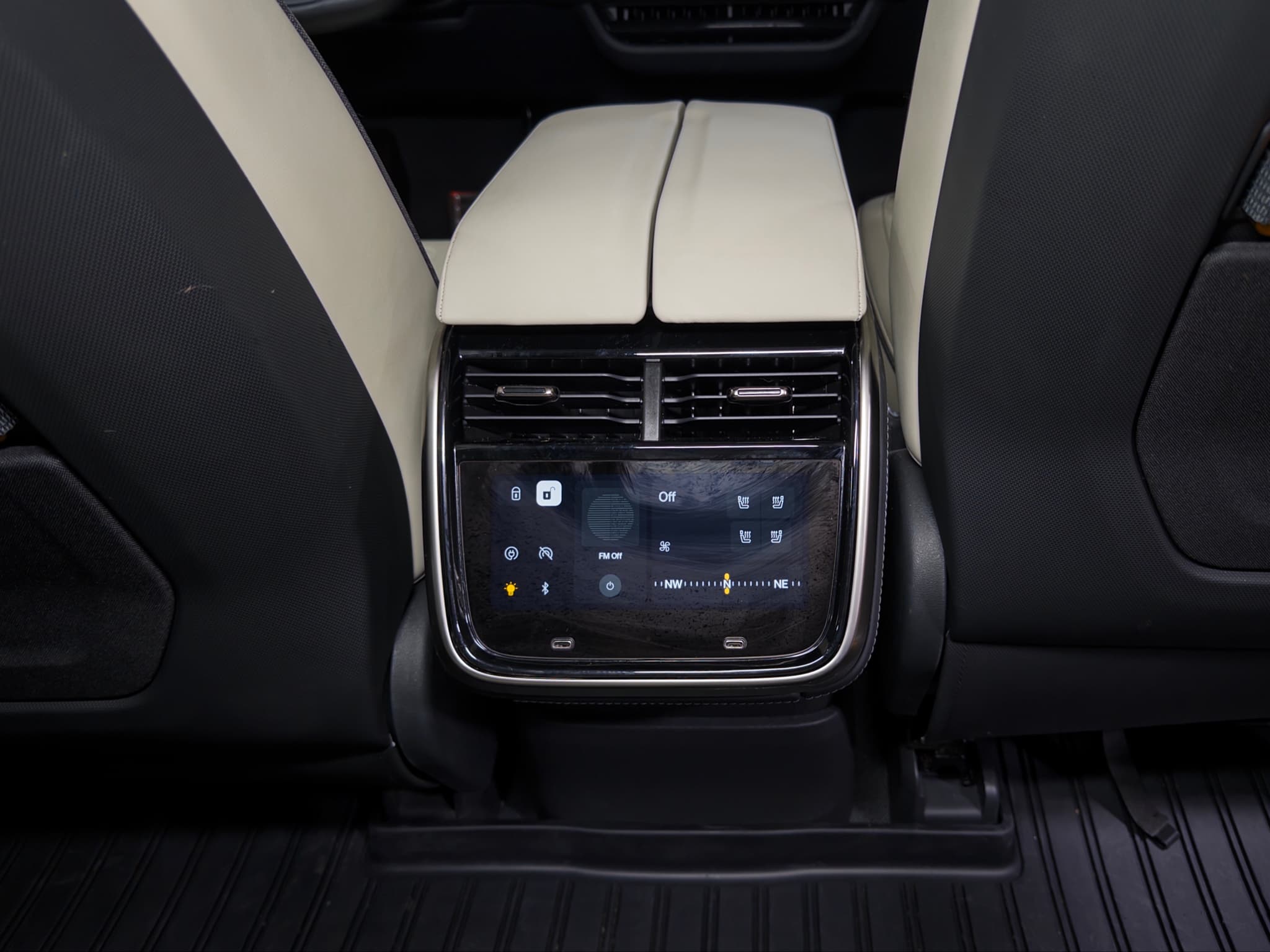 2025 Rivian R1S view 19