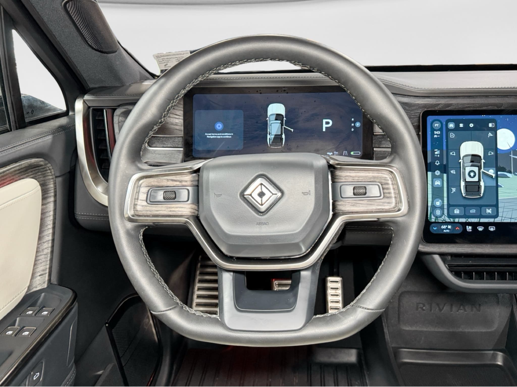 2025 Rivian R1S view 8
