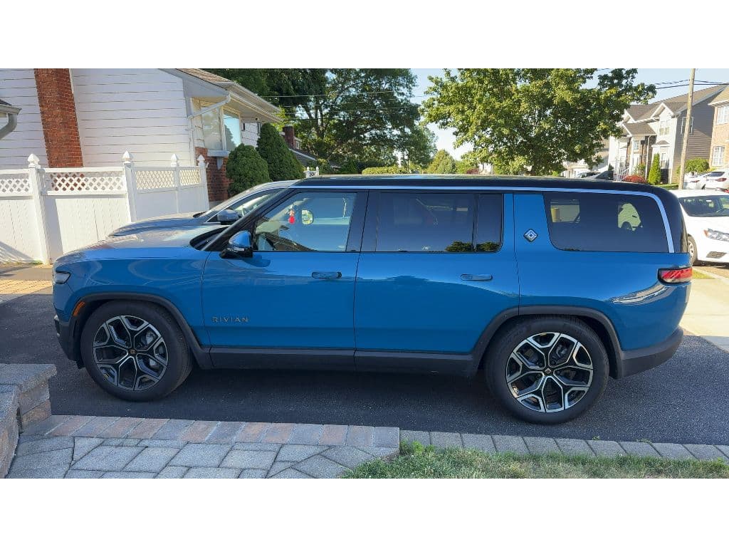 2025 Rivian R1S view 2
