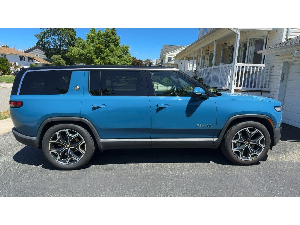2025 Rivian R1S view 3