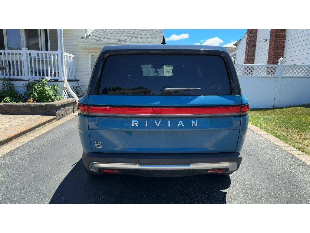 2025 Rivian R1S view 4