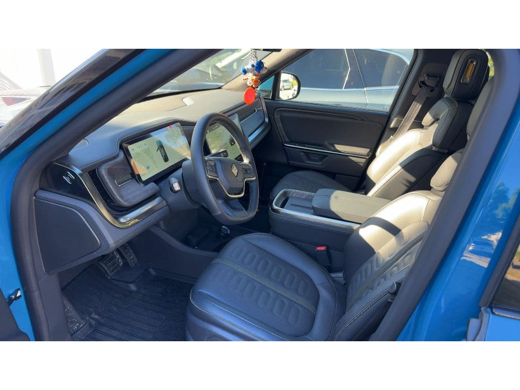2025 Rivian R1S view 5