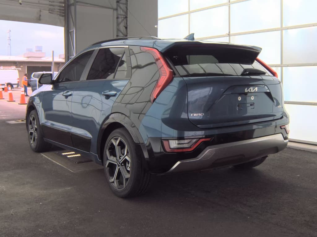 2023 Kia Niro PHEV view 4