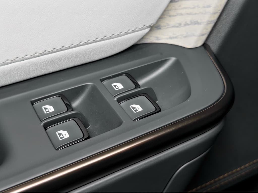 2026 Rivian R1S view 7