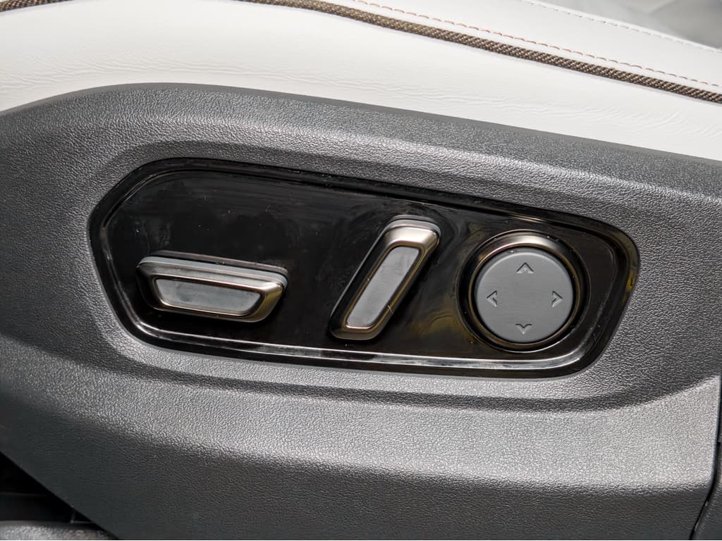 2026 Rivian R1S view 6