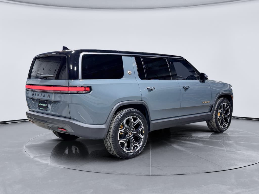 2026 Rivian R1S view 3