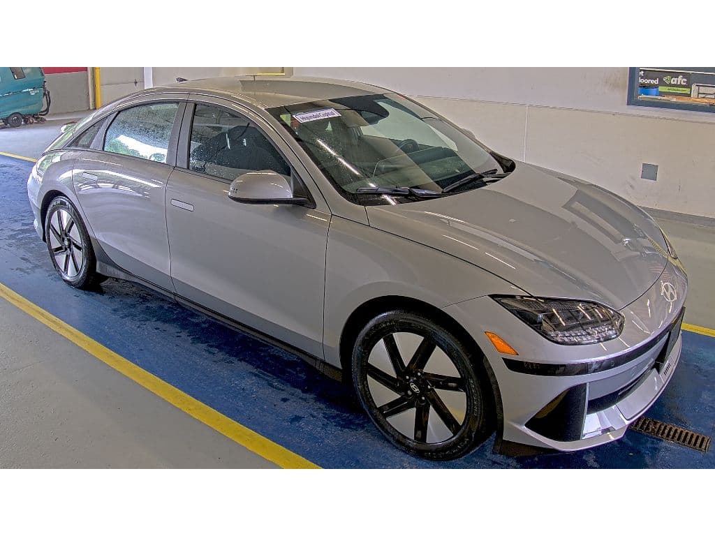 2024 Hyundai IONIQ 6 view 3
