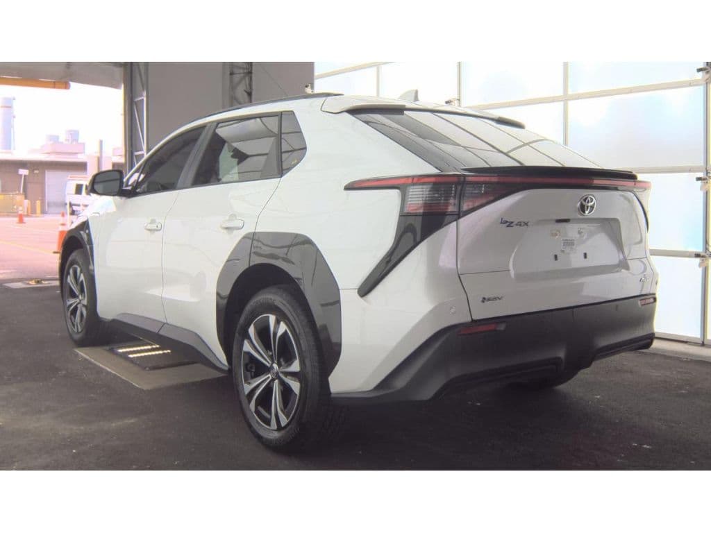 2024 Toyota bZ4X view 4