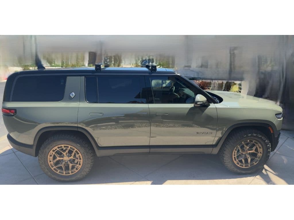 2026 Rivian R1S view 3