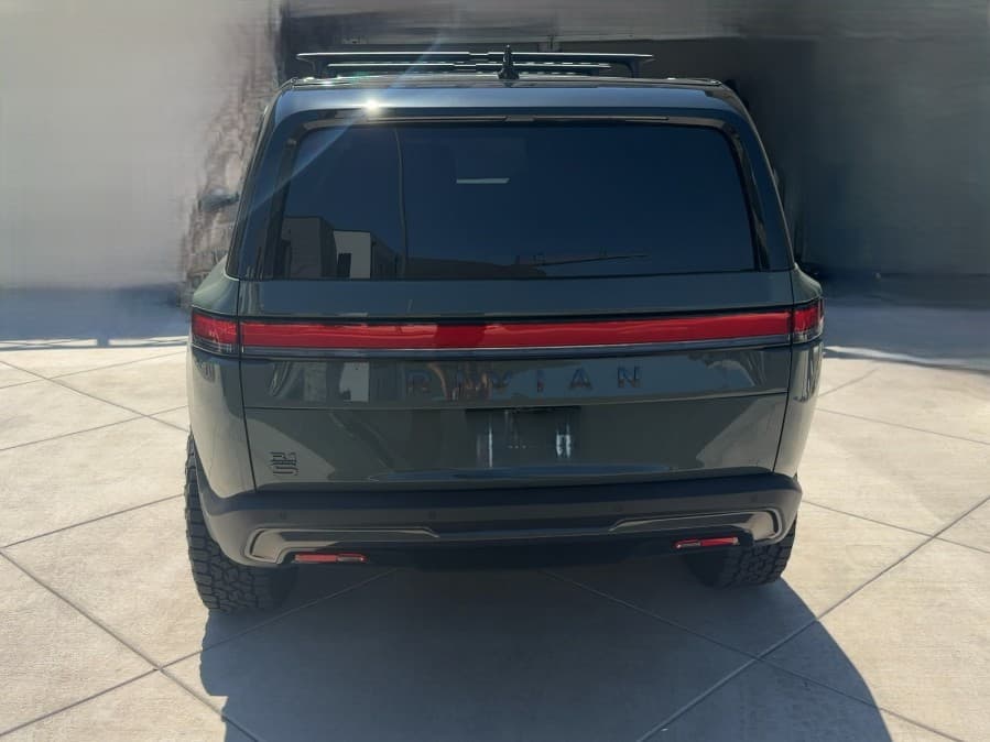 2026 Rivian R1S view 4