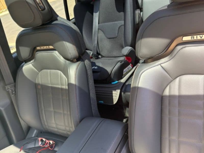 2026 Rivian R1S view 6