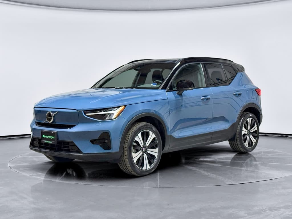 2023 Volvo XC40 view 1