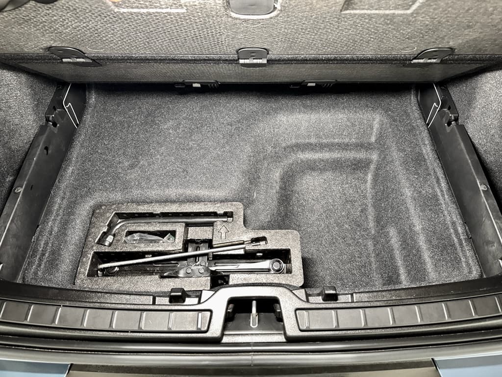 2023 Volvo XC40 view 28