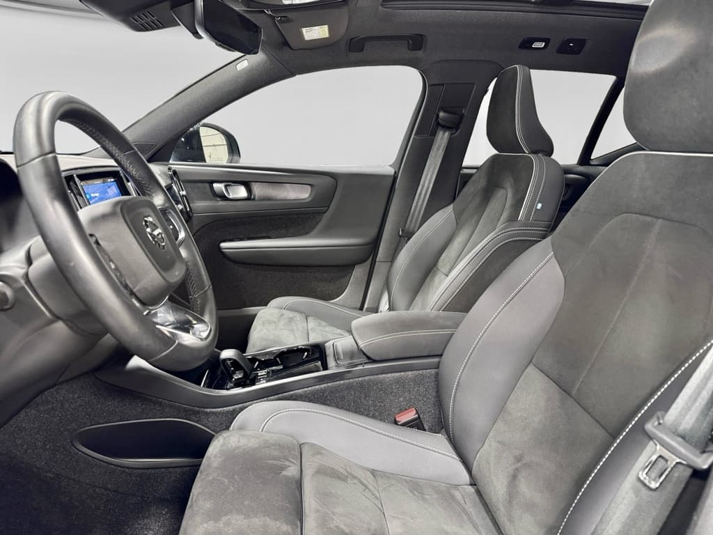 2023 Volvo XC40 view 17