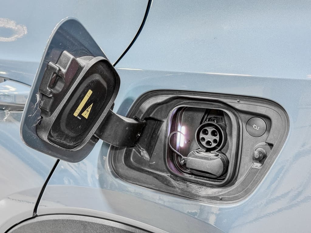 2023 Volvo XC40 view 5