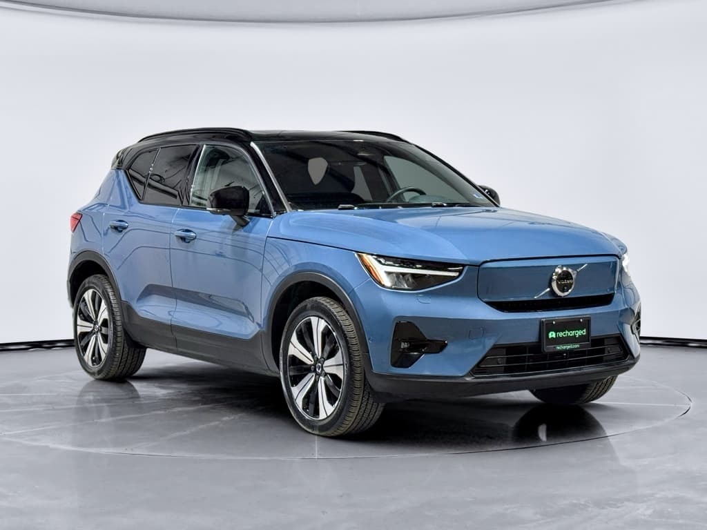 2023 Volvo XC40 view 4