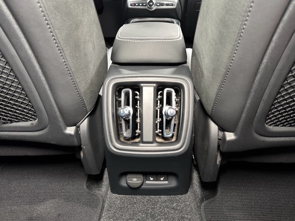 2023 Volvo XC40 view 21