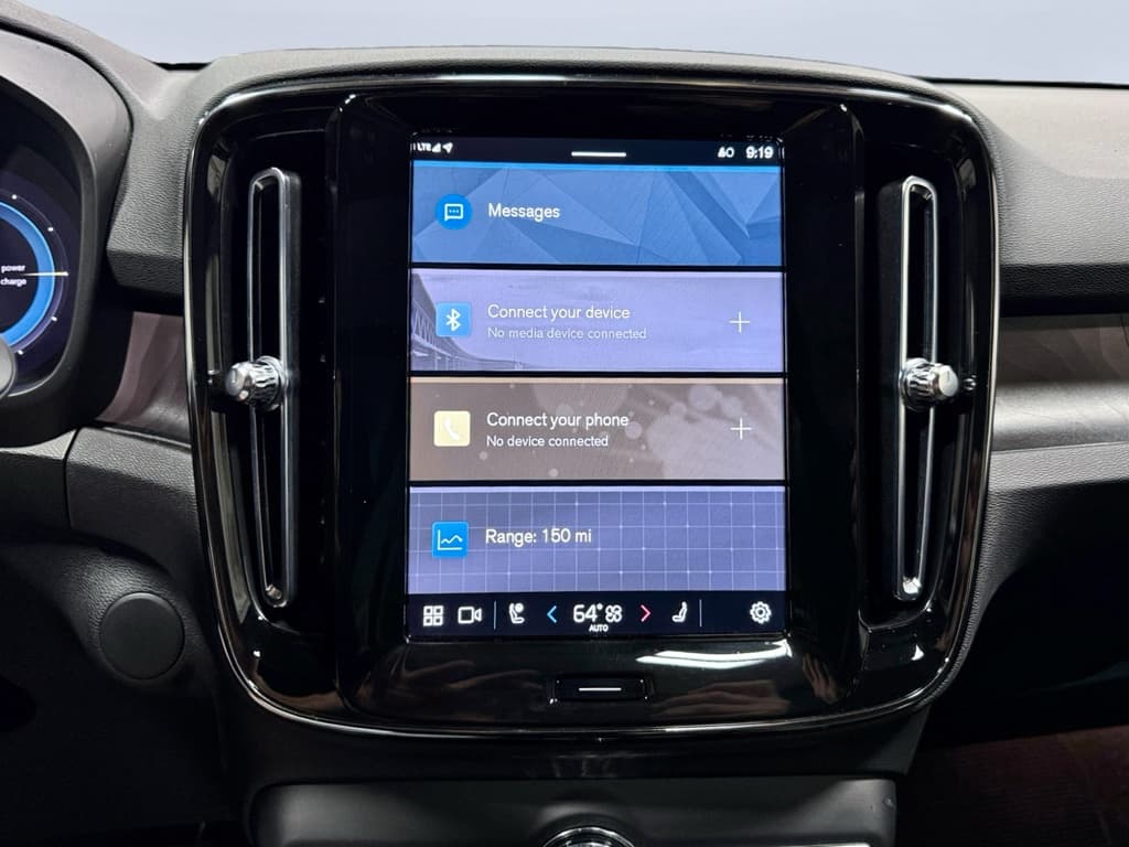 2023 Volvo XC40 view 10