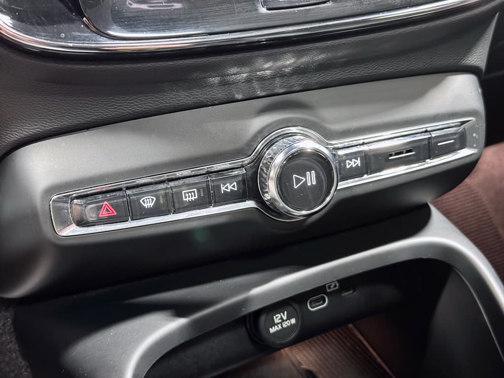 2023 Volvo XC40 view 15