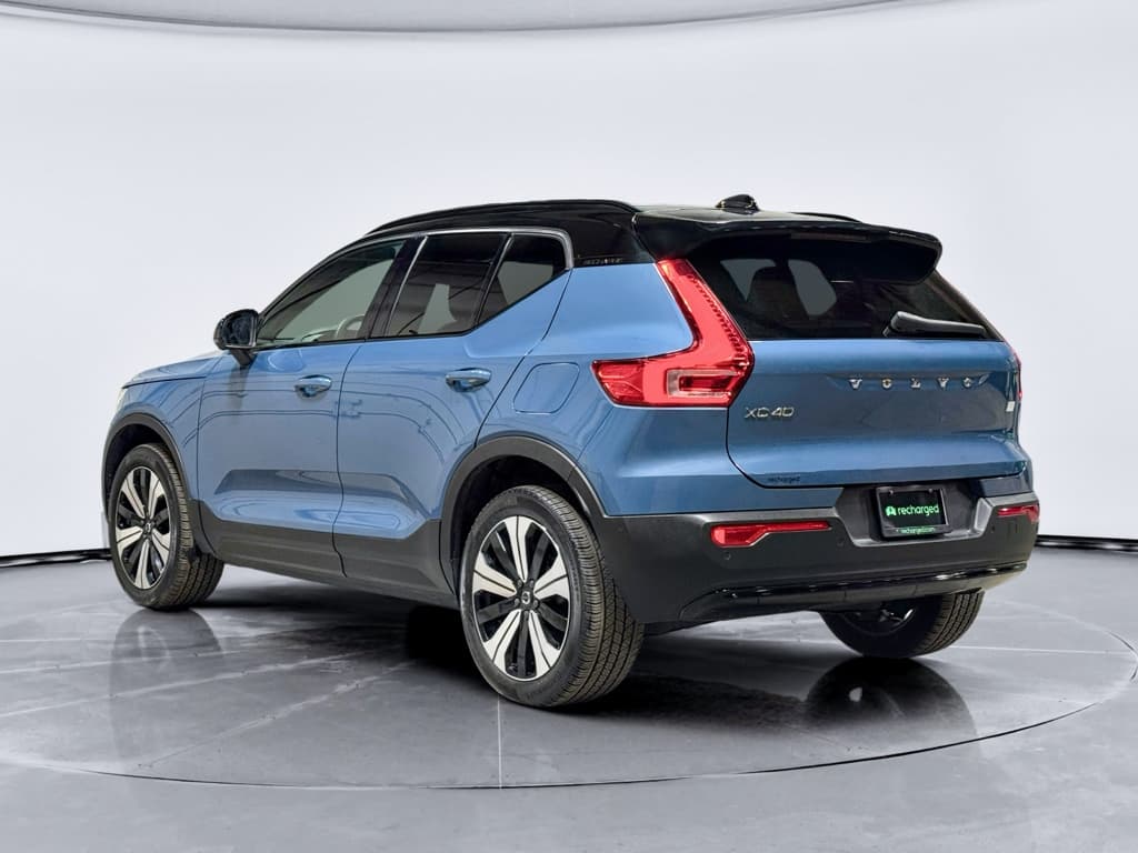 2023 Volvo XC40 view 2