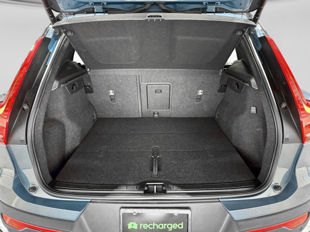 2023 Volvo XC40 view 27