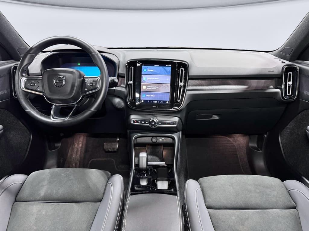 2023 Volvo XC40 view 16