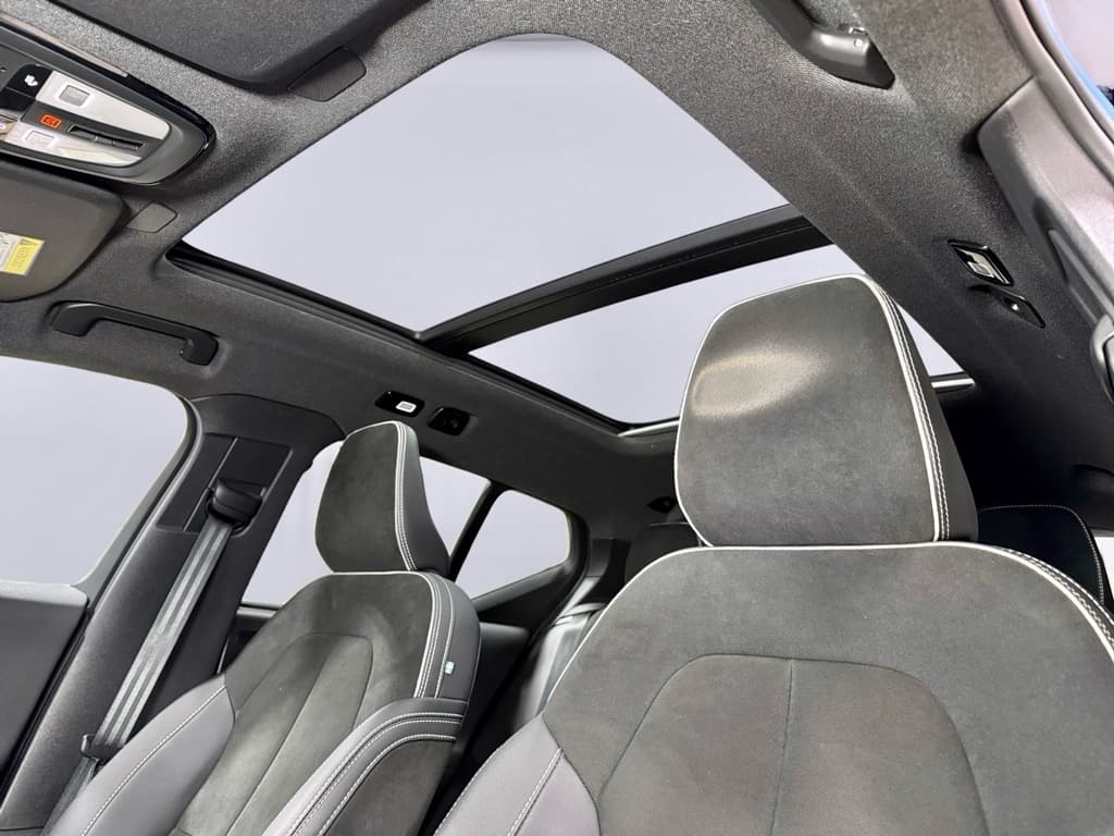 2023 Volvo XC40 view 24