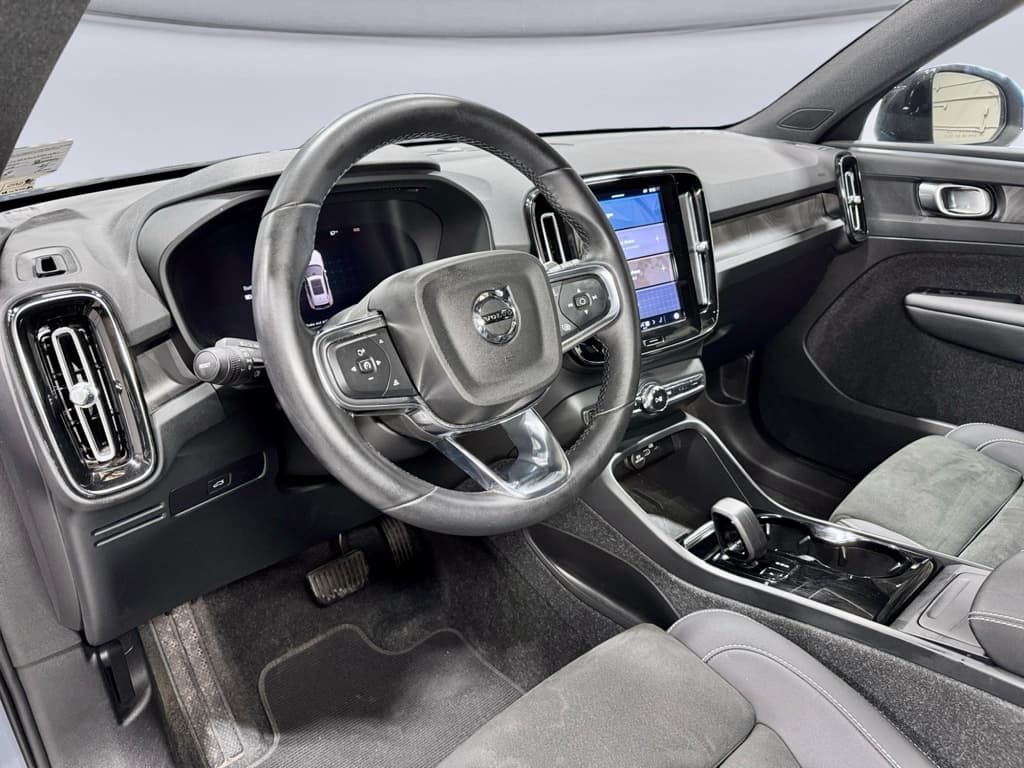 2023 Volvo XC40 view 18