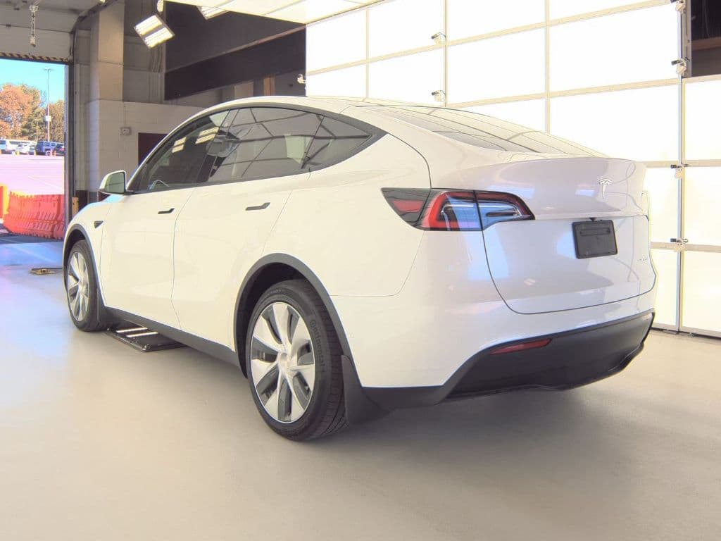 2021 Tesla Model Y view 4