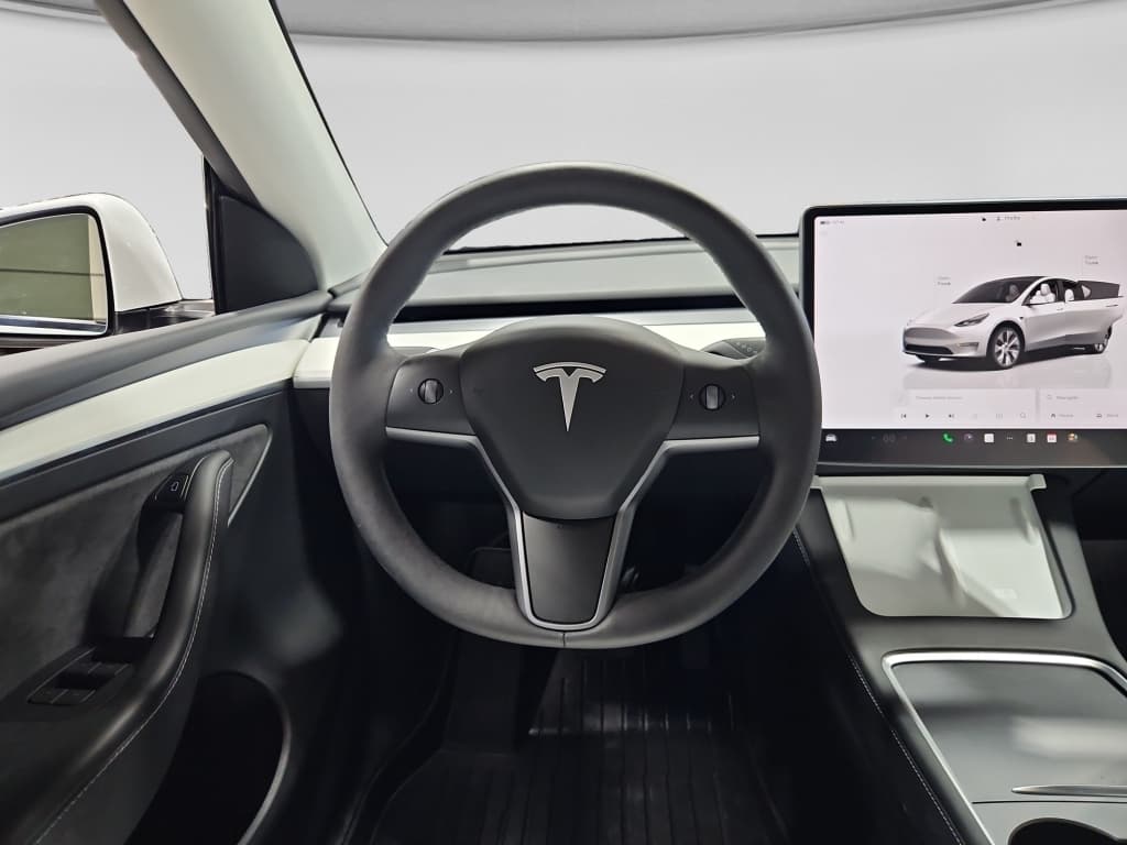 2024 Tesla Model Y view 7