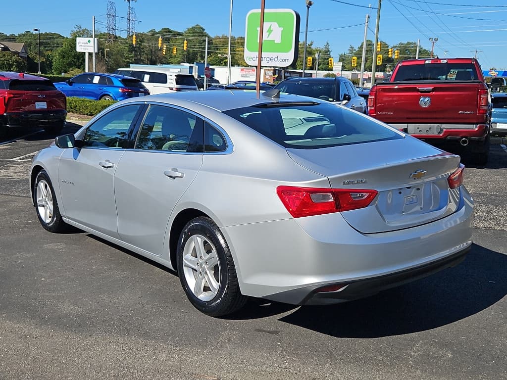 2020 Chevrolet Malibu view 2