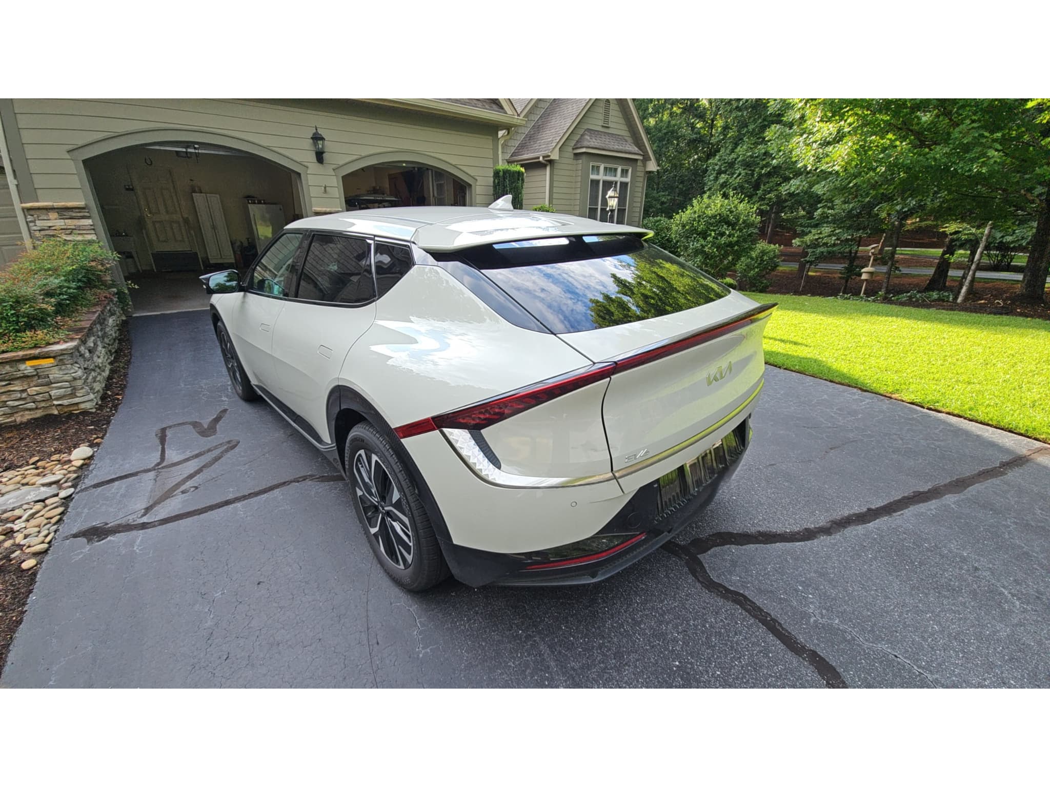 2022 Kia EV6 view 3