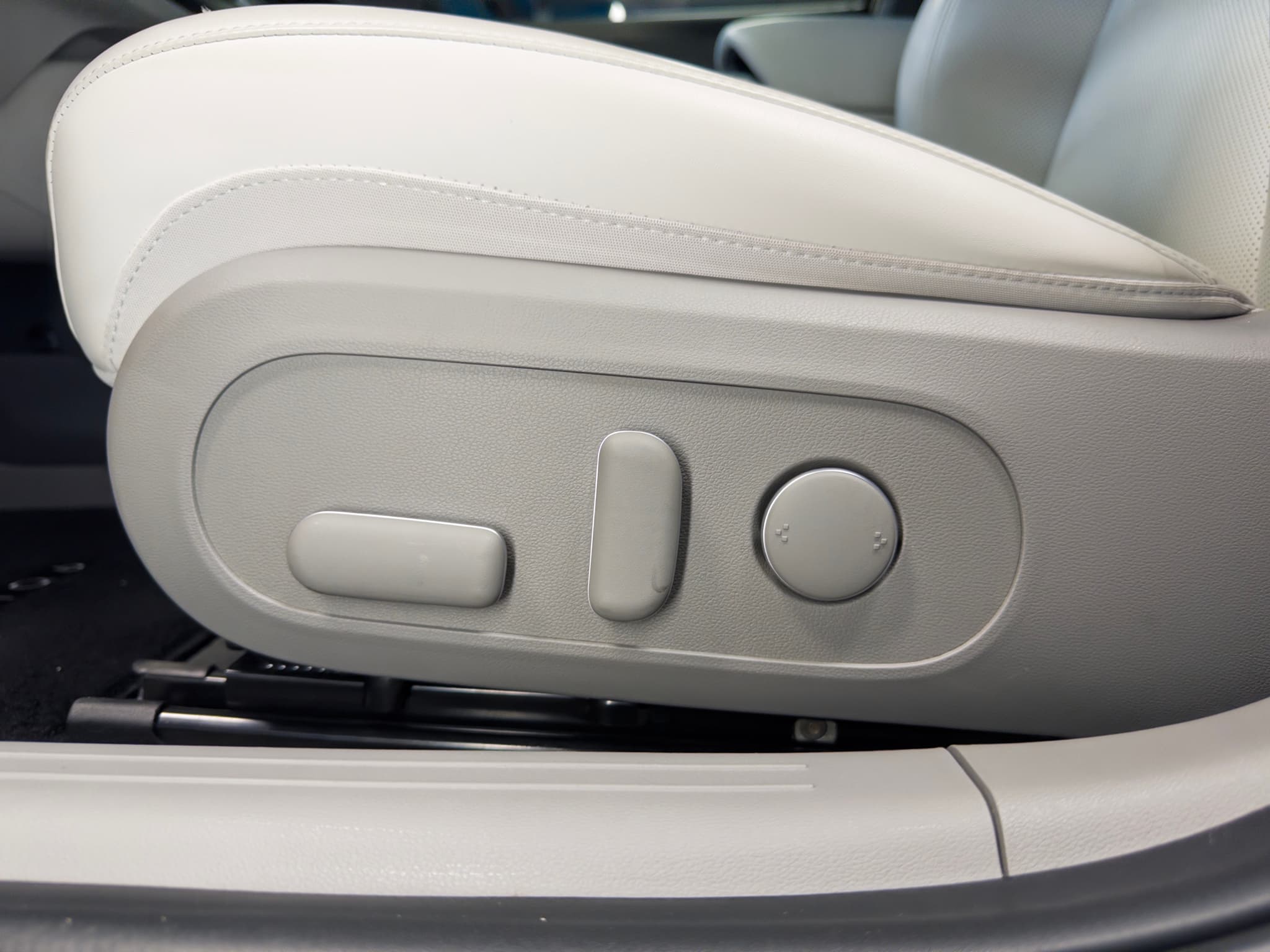 2025 Hyundai IONIQ 6 view 6