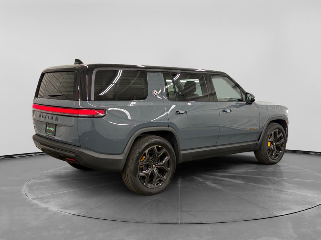 2026 Rivian R1S view 3