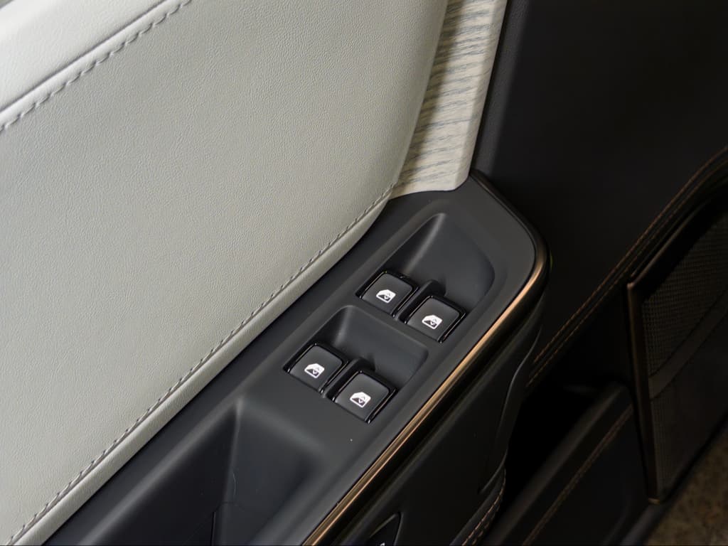 2026 Rivian R1S view 7