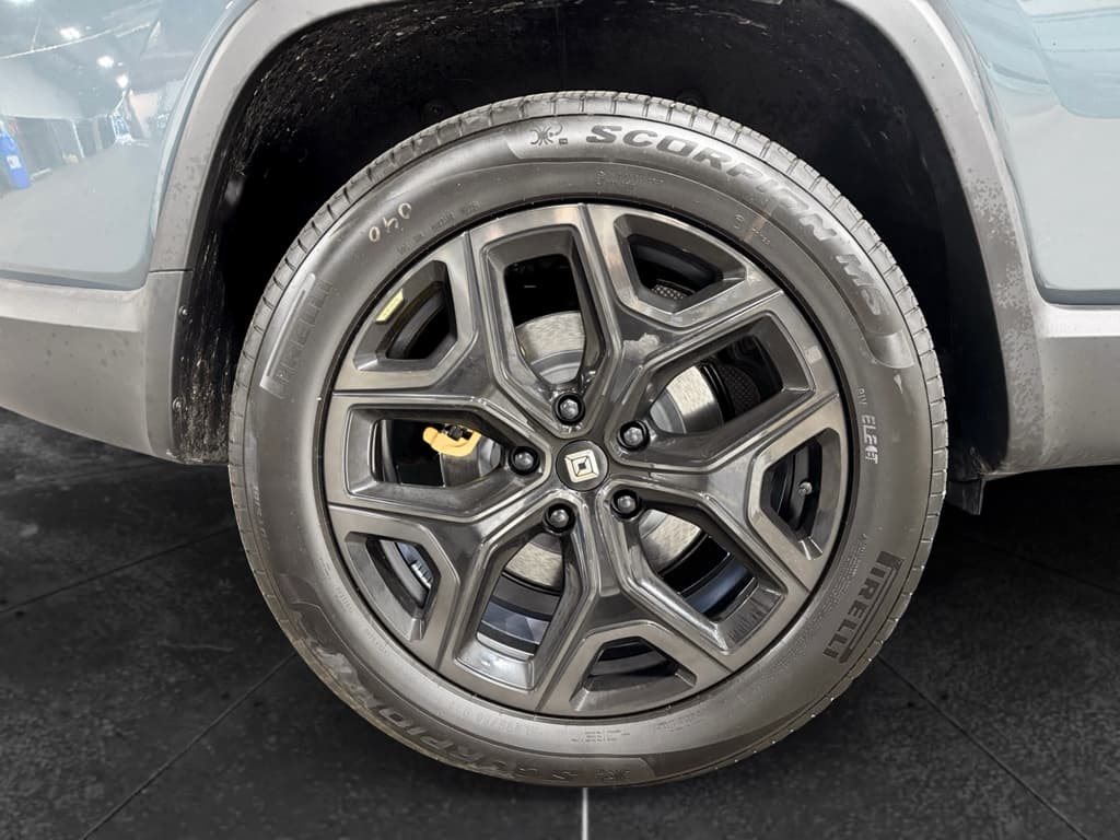 2026 Rivian R1S view 36