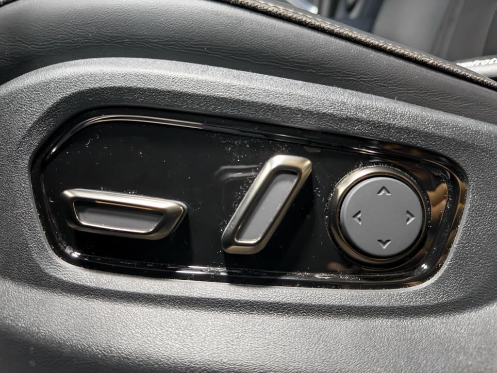 2026 Rivian R1S view 6