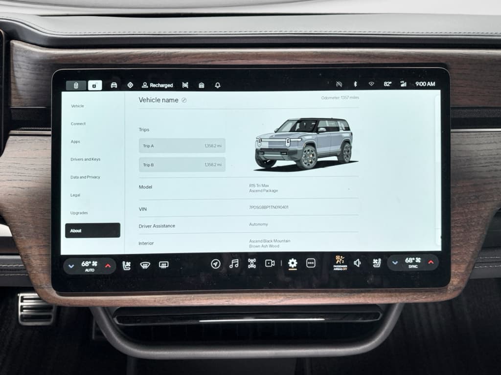 2026 Rivian R1S view 14