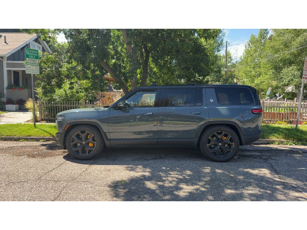 2026 Rivian R1S view 3