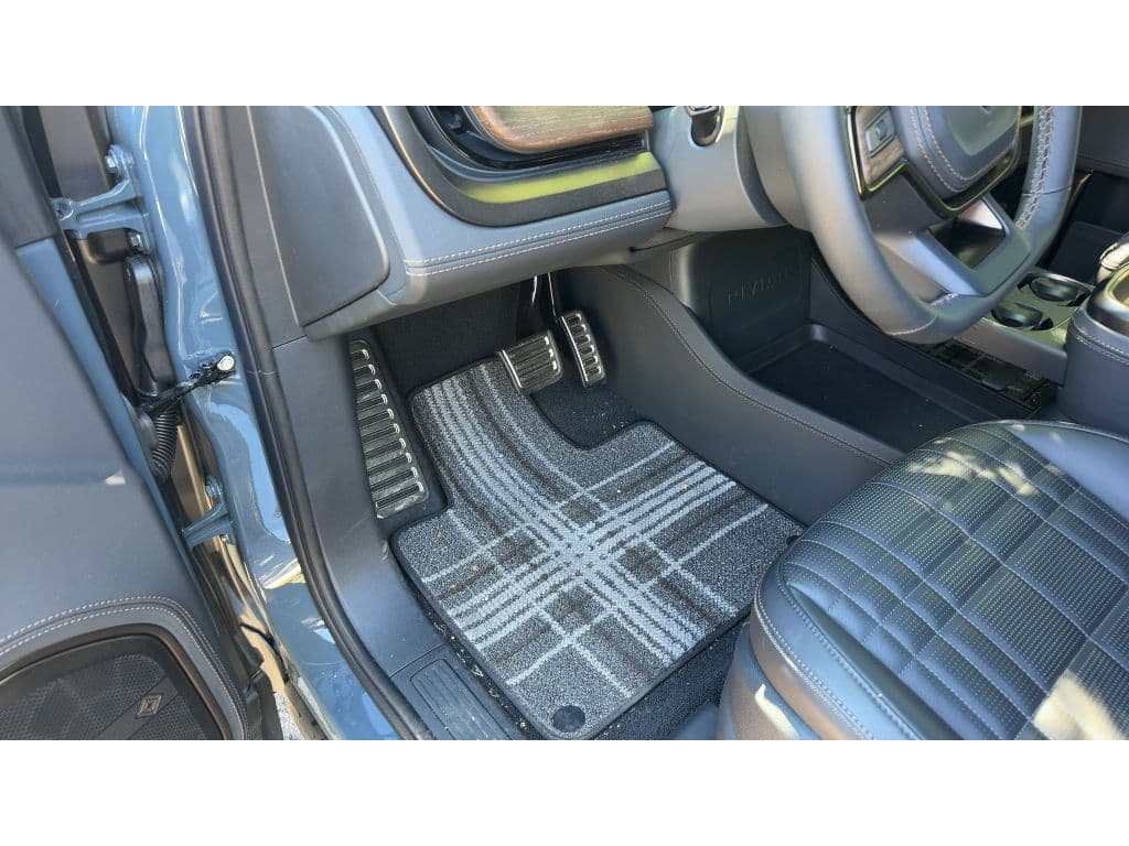 2026 Rivian R1S view 6